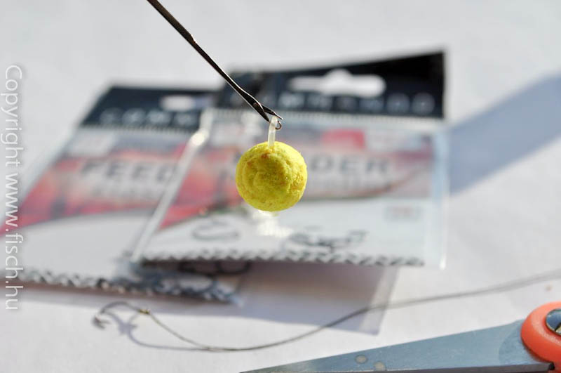 Fűzött csali a horog mellett